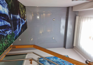 Graue Lackspanndecke verschönert Treppenhaus mit Stufe